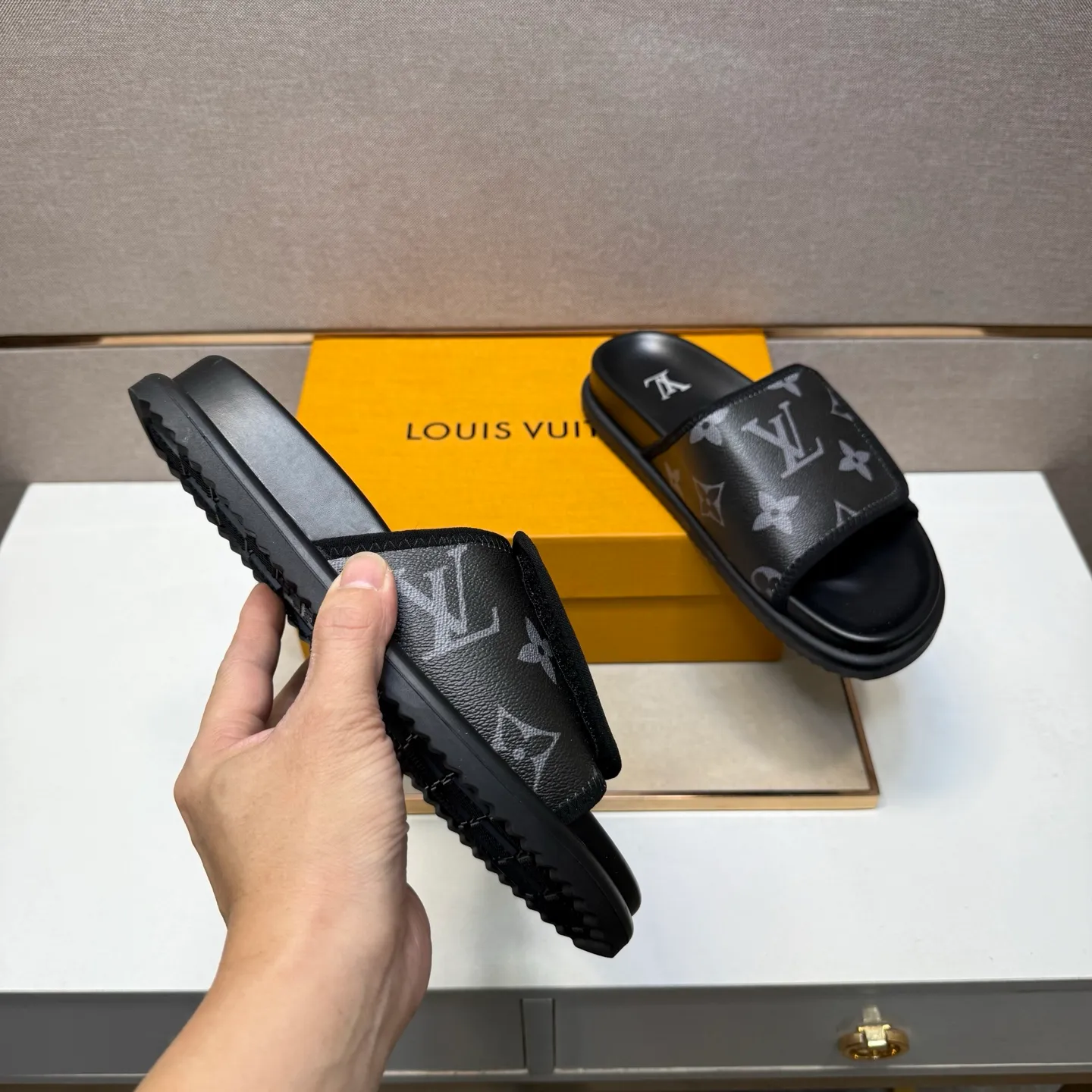 ⬛️Men's shoes 💰p320 [LV～] Men's casual slippers 2025z cabinet sales simultaneously 🔶Size: 38-44 #️⃣ 🔷3 colors🔜The upper is made of multi-material splicing ➕Genuine leather lining, comfortable and breathable, sole: original comfortable and wear-resistant outsole, ⚠️real thing📱photographed🎬real thing is better📢📢📢